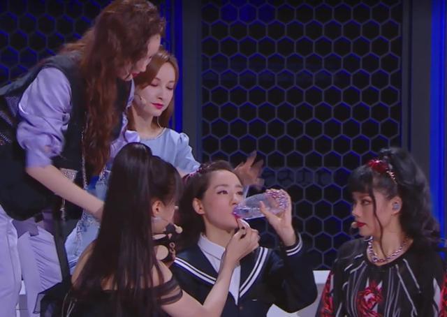 王智|王霏霏劈叉动作撞车王智,王智都看懵了,这个临场反应彰显情商