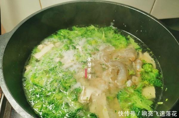 虾仁|女儿常点这道菜，简单烧一烧上桌，食材丰富多样，味道也鲜美