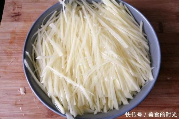 清洗干净|教你做简单的香肠土豆丝,荤素都有还下饭,好吃又实惠