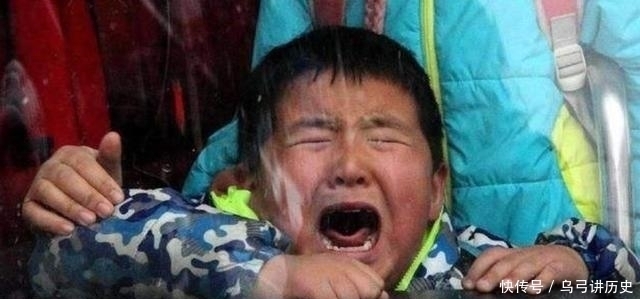 洋洋|小学生给老人让座,书包忘拿起来,老人一把摔在地上,孩子哭了