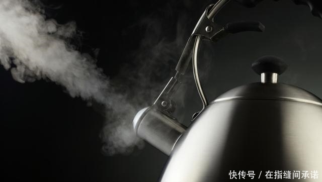 脱衣服|孩子被烫伤后,先脱衣服还是冲冷水?第一步很关键,家长别做错