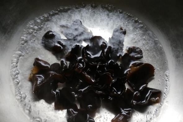 木耳|凉拌木耳,木耳先焯水就错了,难怪不脆不入味,大厨:这样做才对