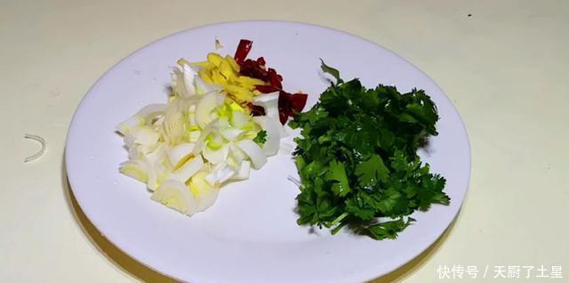 好吃|“一豆一世界,一芽一倾城”,清香爽脆,2元做一盘,好吃又下饭