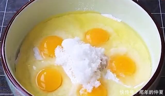 不用|5个鸡蛋加1碗面粉,不用蒸不用烙,简单一做,出锅小孩儿馋哭了