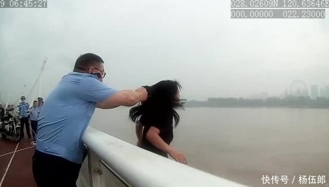 头发|视频曝光！一女子欲跳瓯江自杀，民警一把抓住她头发…