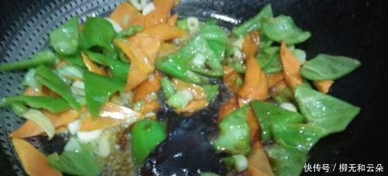 小厨房|超小厨房做炸辣椒香肠,两个大肠配配菜,一个胡椒粉,一个洋葱