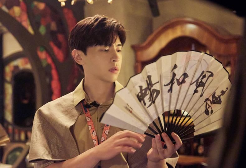  别人|有一种“手势”叫杨幂拿扇子，别人都是握住扇柄她却不一样，白浅回来了