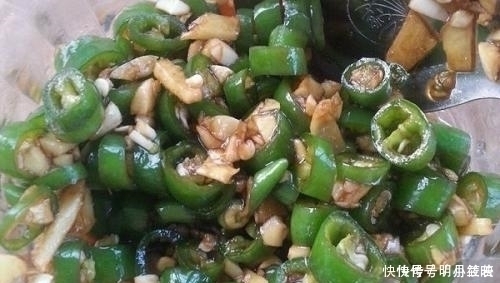 上桌|婆婆教我腌“神仙辣椒”,上桌比肉抢手,腌一盆都不够吃三天