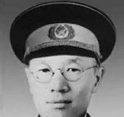 他被日军狙击手打掉半张脸,伤好后对着