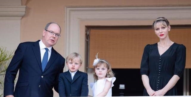 摩纳哥|62岁摩纳哥亲王结婚9周年娇妻美艳绝伦,龙凤胎王子公主萌翻天