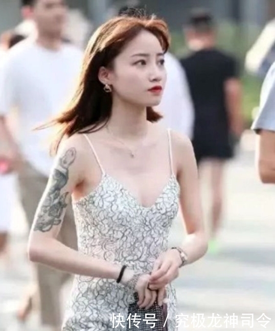 时髦|街拍:简单穿搭的时髦美女,搭配的好一样美,身材曼妙魅力十足