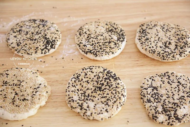 全家人|1斤面粉做6个烧饼,不油不腻,平底锅就能做,刚好全家人的早餐