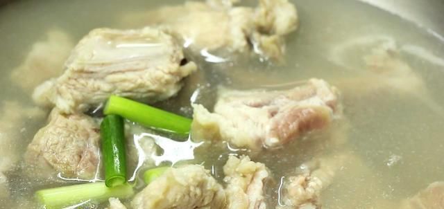  饭店|饭店的糖醋排骨为什么颜色红润掌握这个技巧，在家做好吃又好看