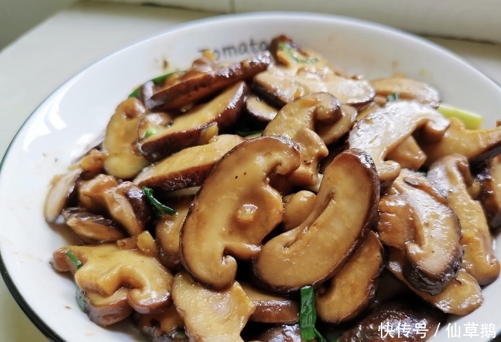 好吃|香菇好吃的做法,不用烧鸡不用炖汤,简单炒一炒,真香哦!