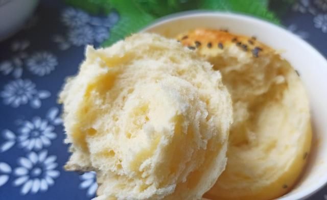 蓬松|教你做独家懒人面包,1碗面粉3个鸡蛋,不用烤箱,蓬松柔软又香甜