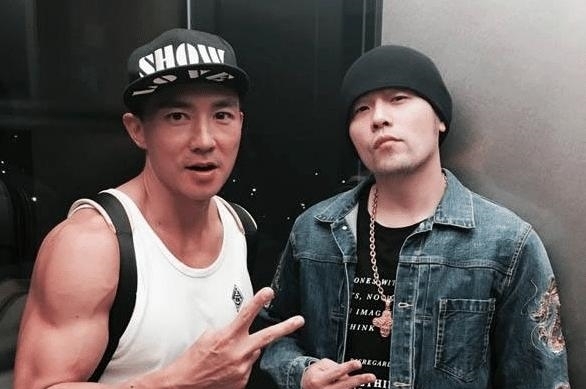  周杰伦|周杰伦为了捧自己的兄弟，跟他合作了一首歌，结果红了17年零差评