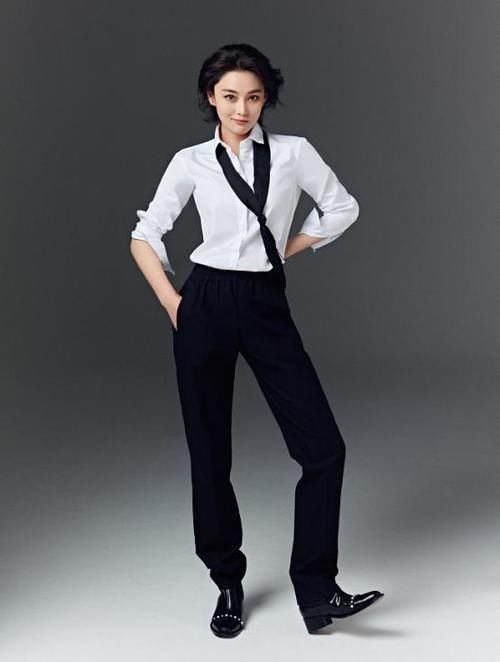 下图照片中|张馨予皮质西装配热裤大玩下衣失踪,女人帅起来更“诱人”