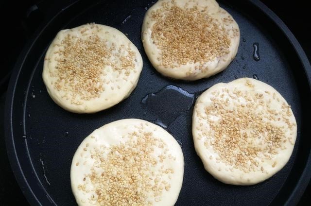 面粉|想吃烧饼不用买,没有烤箱也能做,煎一煎凉了也不发硬