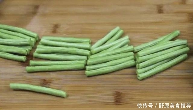  把面条|做豆角焖面，先煮面还是直接焖？其实都不如用这招，不粘还入味