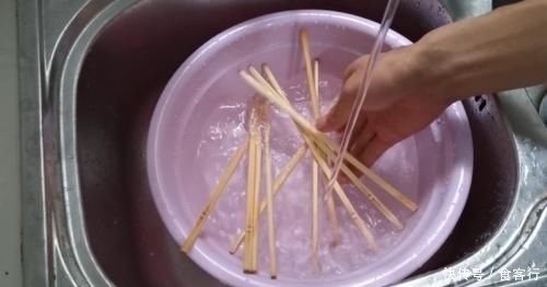 细菌|用半个月的筷子就会产生大量细菌，教你正确清洗筷子方法，学学吧