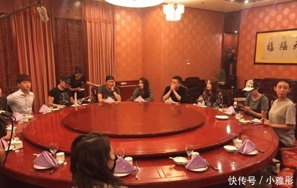 带着自己|录制结束后带学员路边摊吃烧烤? 中国好声音谢霆锋被赞很接地气