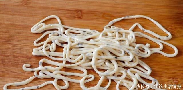 详细|想吃馓子不用买,教你详细做法和比例,咸香酥脆,小时候的味道