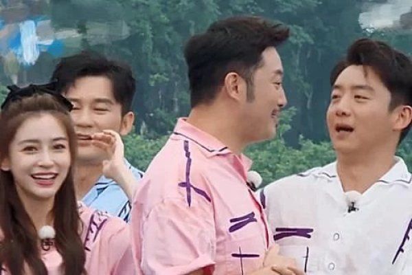  真不|嘉宾众多baby没地坐，谁注意她选择坐哪了？真不拿自己当回事