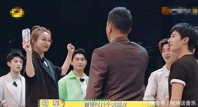  录制|吴昕主持再遭质疑，节目现场玩手机被拍，录制观众吐槽拖后腿