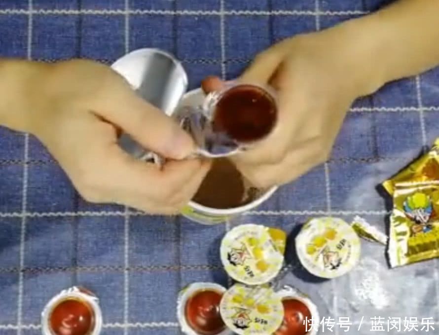 终于|小伙试吃怀旧零食“摇滚冻”,终于知道为什么一次只能摇一颗了