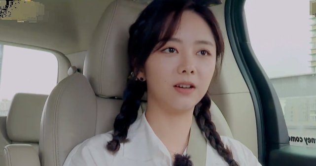 剧情|谭松韵冒雨重返节目组,谁注意张新成下意识反应?怕是偶像剧情