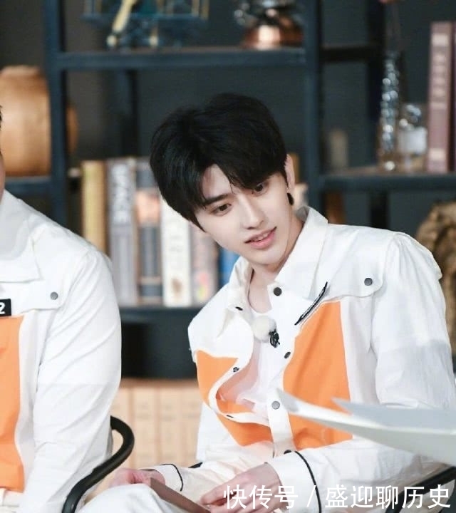 喷泉|Baby被郑恺狂捏脸化身人体喷泉,网友直呼:没脸看!