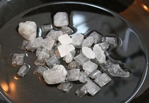 保证|炒糖色容易发苦?大厨:先后加两次水,保证色泽漂亮,不发苦