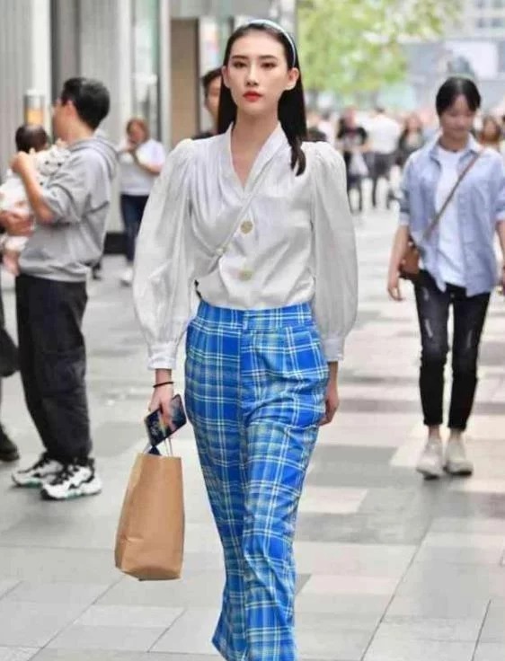 热裤|街拍：身材高挑的小姐姐，条纹上衣配牛仔热裤，青春活力气息