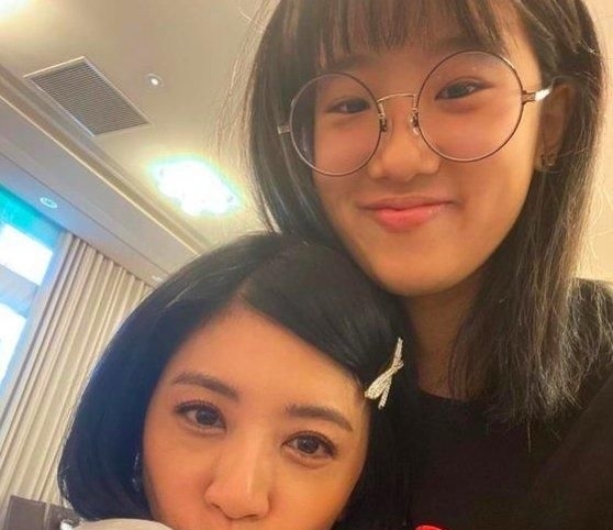 厕所|咘咘波妞胆子小,上厕所也要姐姐陪,梧桐妹却和俩妹妹开心玩自拍