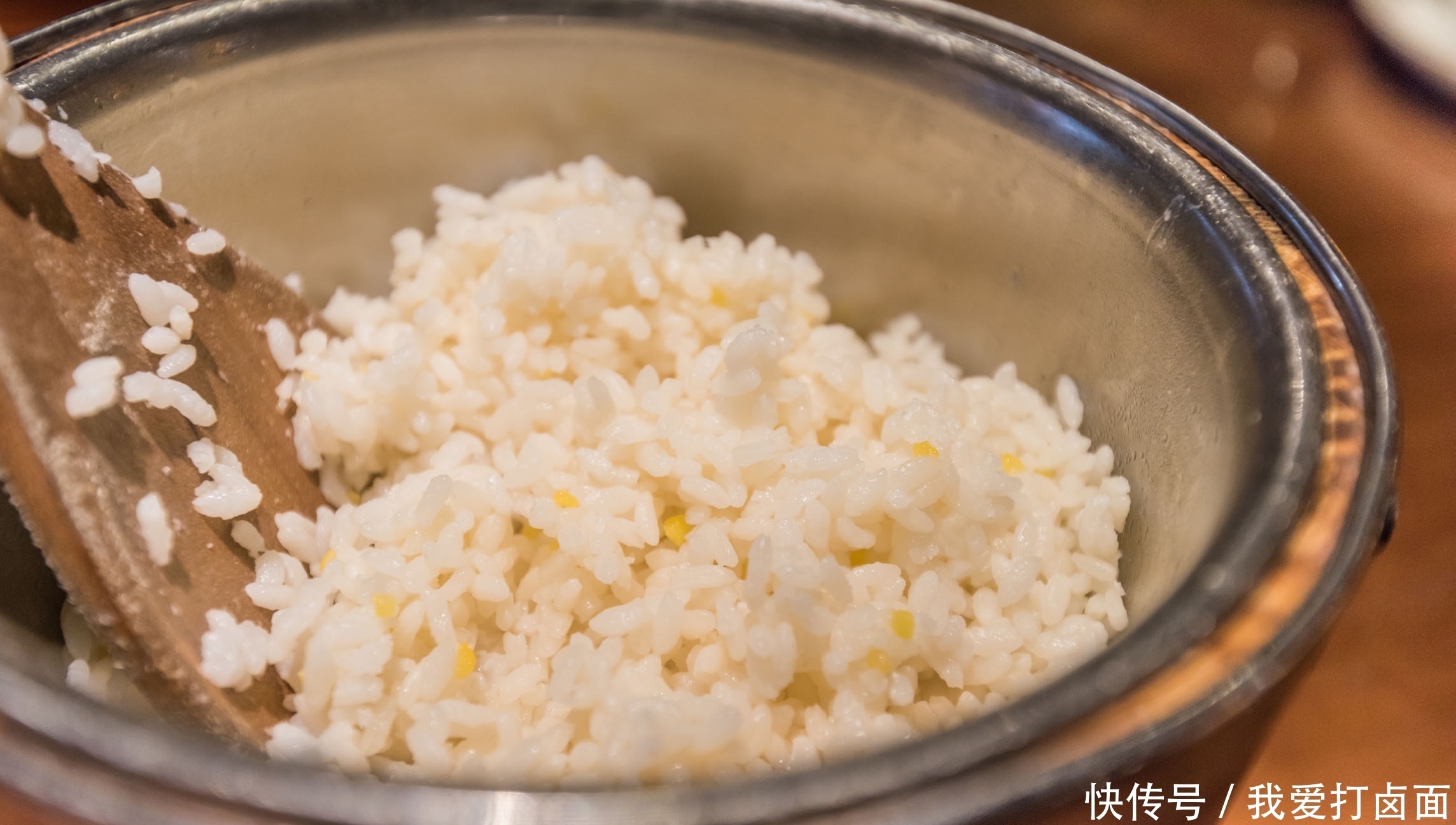 米饭|蒸米饭时加入这三样东西,蒸出来米饭比平时更好吃