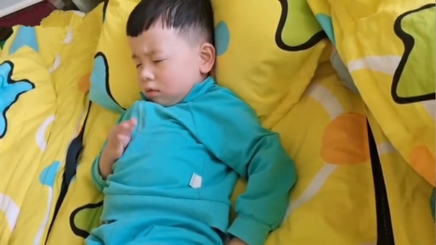  让孩子|幼儿园小朋友自己哄自己睡觉火了，网友：懂事的令人看着太心疼了