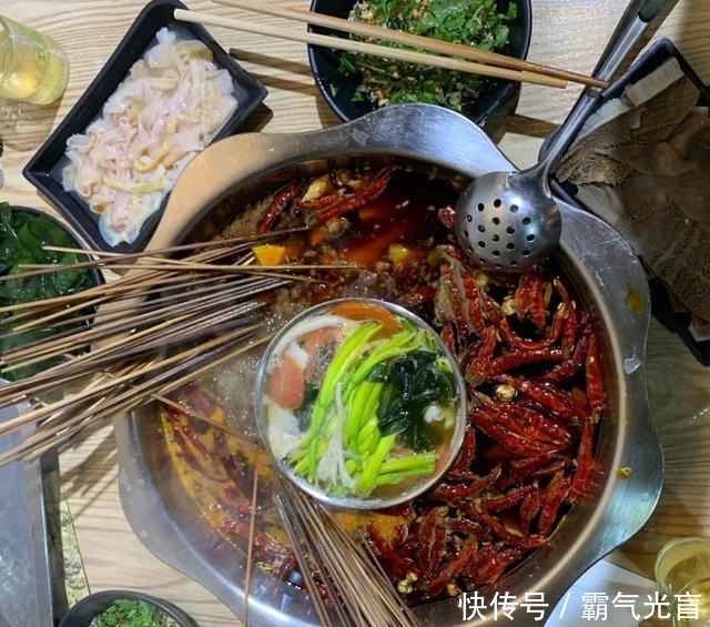 白领|宜宾新晋“美食街”,一到饭点儿人挤人!学生、白领都爱去……