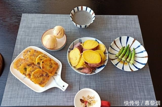 生活|老两口的极简早餐,10分钟上桌,价格不贵吃得舒服,生活美如诗