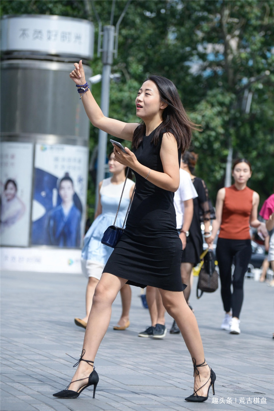 连衣裙|黑色紧身连衣裙,尖头细跟绑带鞋,苗条身材还要穿搭有型