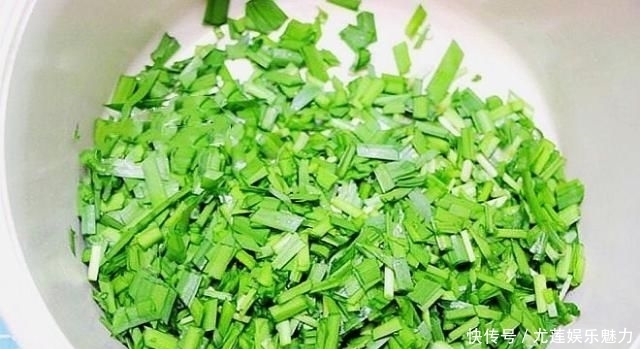  饺子|不要总是用面粉蒸面包。加一把韭菜和两个鸡蛋，比饺子好吃