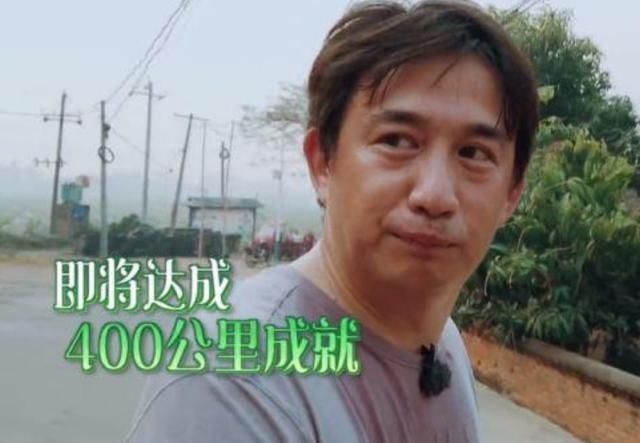 黄磊|《向往4》黄磊在村里发现小卖部,看清商品后,这下彻底露馅了