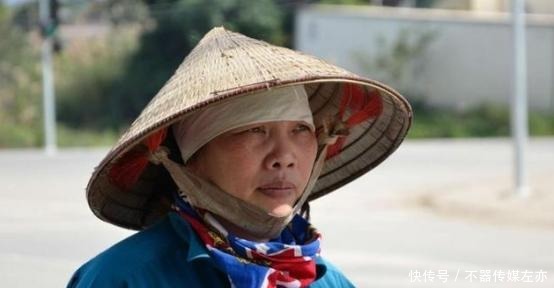  中国|越南大妈到中国旅游，狂购5件旗袍，结账时老板左右为难