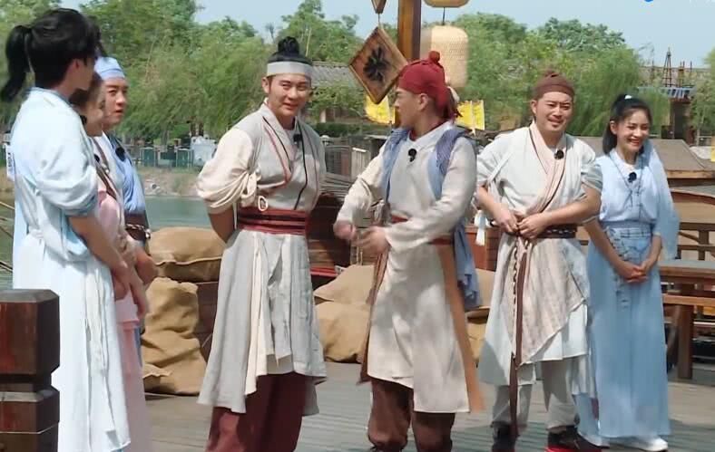 穿着古装|跑男全员穿古装,可谁注意到鞋子没尊重历史,却是对节目最大的尊重