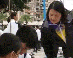 GIF|搞笑GIF:姑娘一回头,吓死了一头牛