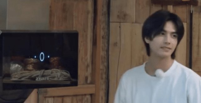 节目组|他是唯一一个把节目组逼到打字幕,黄磊开口叫“哥”的人,难怪没有再出现