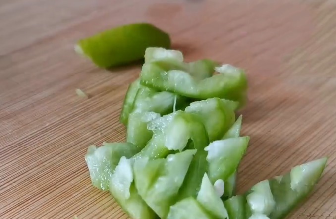  鲜香|金针菇营养非常丰富，只需要搭配一个西红柿，鲜香美味，超级下饭