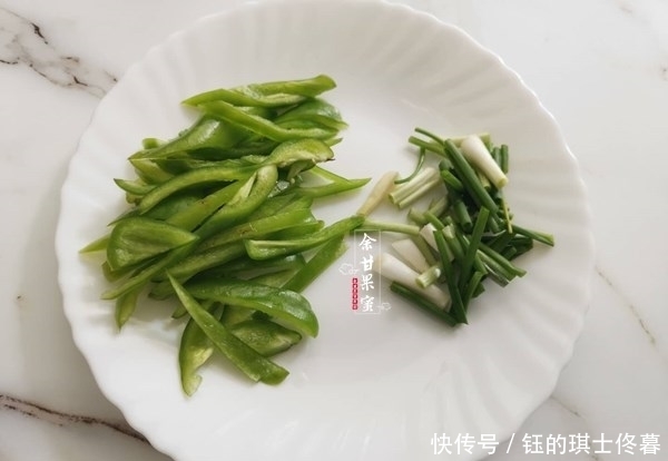 辣椒|这食物一个就10元，加点蔬菜蘑菇，炒一炒出锅，鲜香下饭