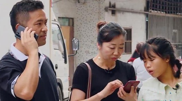打工|《变形计》农村女孩跟城市父母吃饭,偶遇打工生父,女孩反应强烈