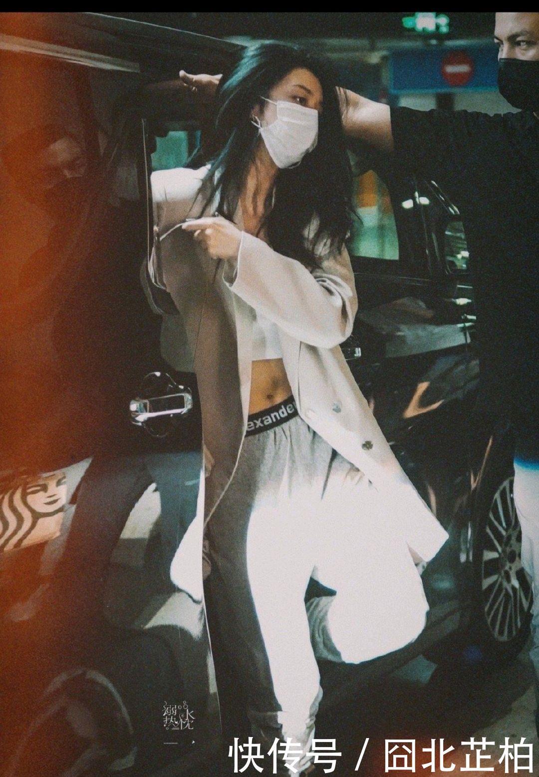 衬衫|赵小棠身穿黑白格子纹裤化身欧美辣妹,臭拽脸变得星味十足