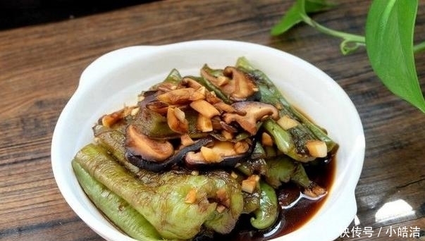 提鲜|虎皮青椒怎么做?料汁是关键,放2个蘑菇,好看又提鲜
